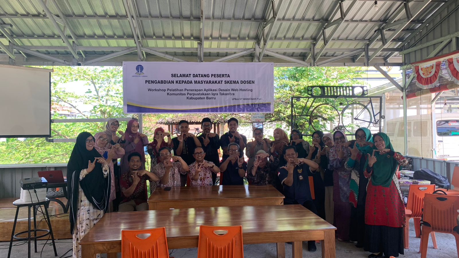 Dosen UT Makassar Gelar PKM Workshop dan Penerapan Aplikasi Web Hosting Komunitas Perpustakaan Iqra Takanitra Barru