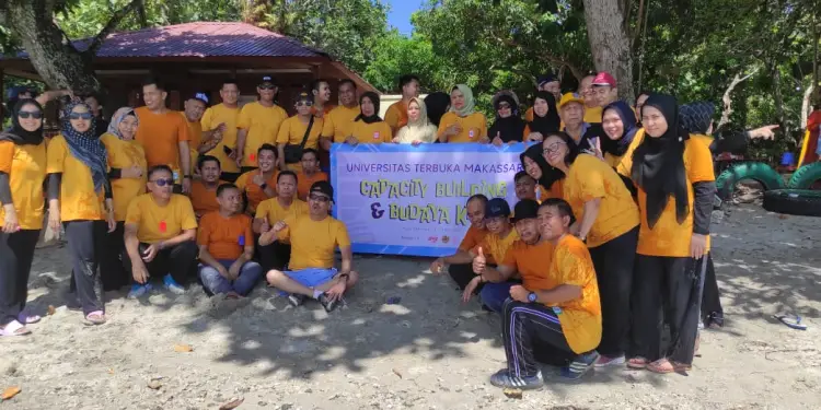 Perjalanan Wisata Civitas Akademika UT Makassar ke Pulau Dutungan: Menguatkan Silaturahim dan Semangat Maju