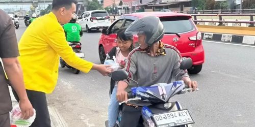 Berbagi Berkah Ramadhan, UT Makassar Tebar Takjil di Simpan Lima Bandara Sultan Hasanuddin